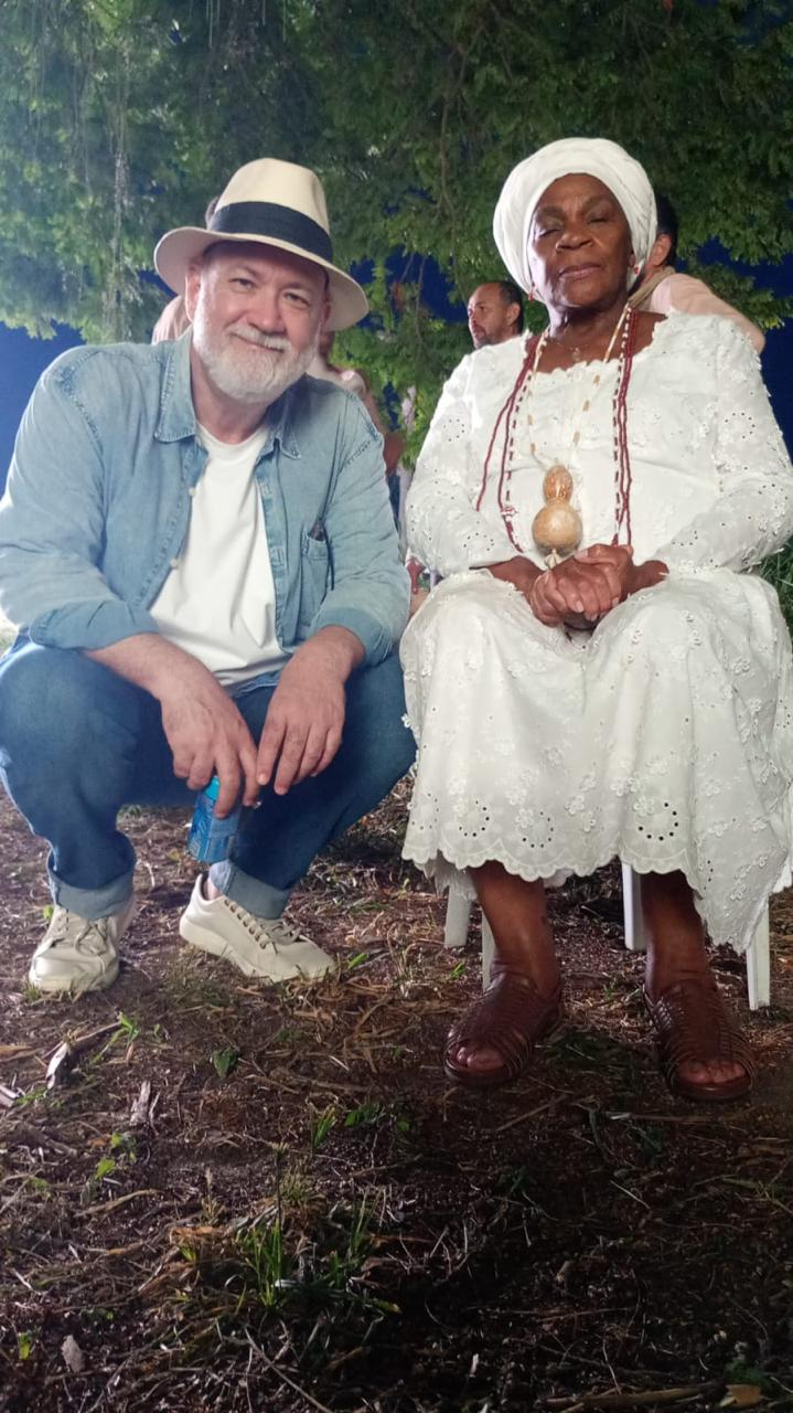 Márcio de Jagun acompanhado em evento cultural
