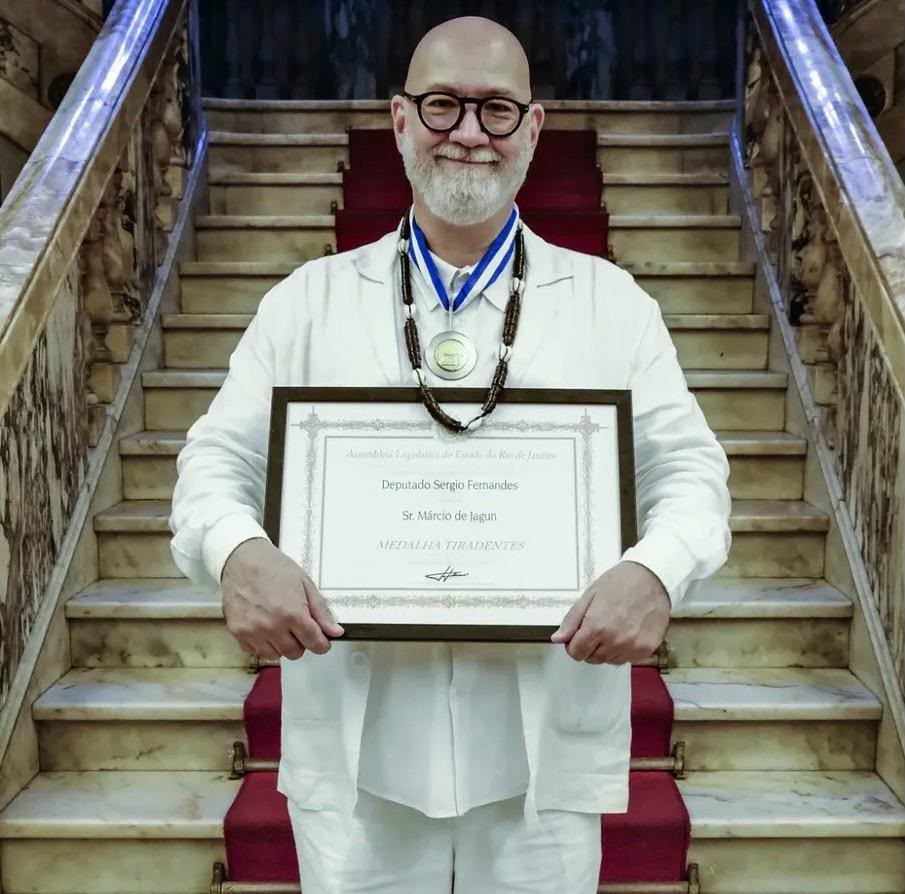 Márcio de Jagun com medalha e certificado de homenagem
